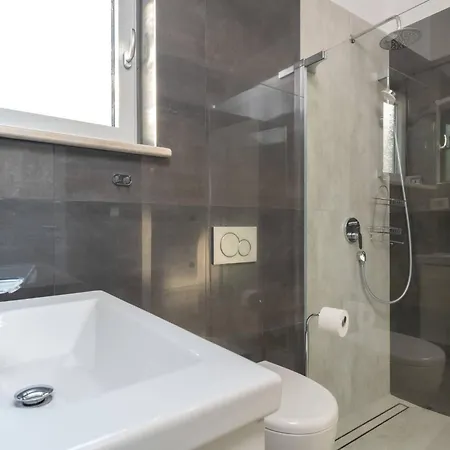 Casa vacanze K Mit Jacuzzi Auf Dem Dach Und Meerblick By Interhome Premantura