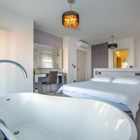 K Mit Jacuzzi Auf Dem Dach Und Meerblick By Interhome Premantura