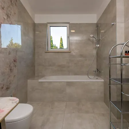 K Mit Jacuzzi Auf Dem Dach Und Meerblick By Interhome Premantura