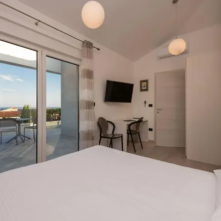 K Mit Jacuzzi Auf Dem Dach Und Meerblick By Interhome Premantura