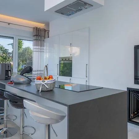 K Mit Jacuzzi Auf Dem Dach Und Meerblick By Interhome Premantura