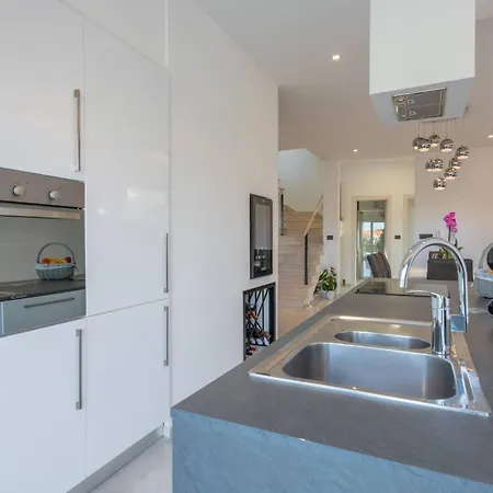 K Mit Jacuzzi Auf Dem Dach Und Meerblick By Interhome Дом отдыха Премантура