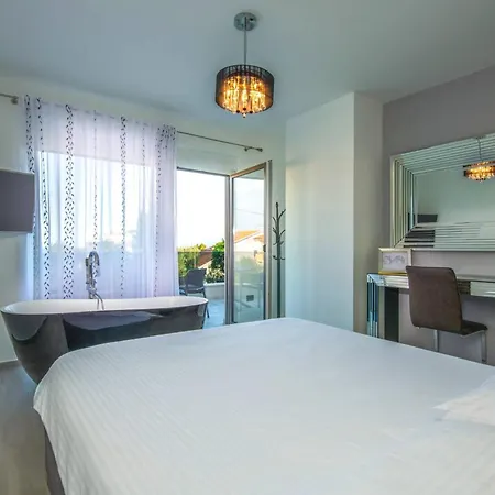 K Mit Jacuzzi Auf Dem Dach Und Meerblick By Interhome