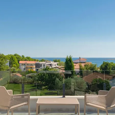 K Mit Jacuzzi Auf Dem Dach Und Meerblick By Interhome Premantura